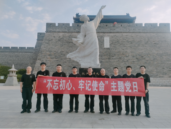 諸城守押大隊黨支部超然臺黨性教育基地開展“不忘初心、牢記使命”現(xiàn)場教學活動405.png